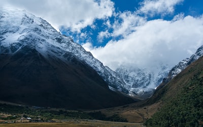 山顶积雪照片